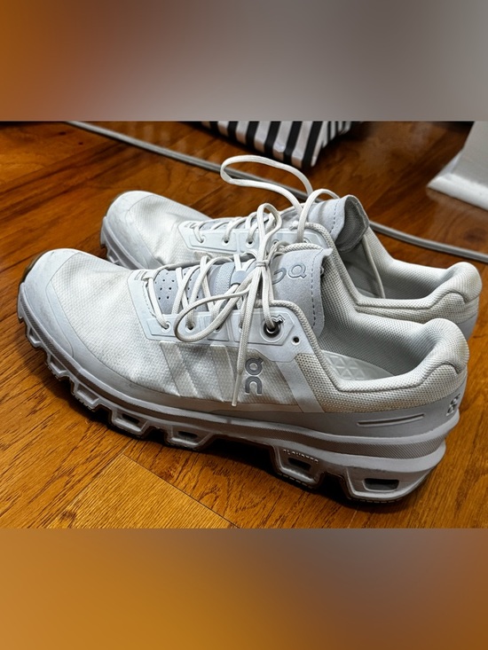 On Running Shoes - On Cloud Cloudventure Size 8.5